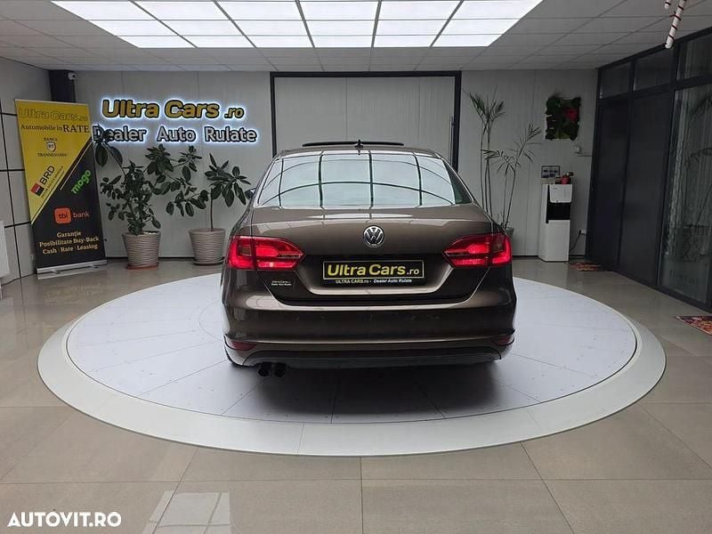 Second-hand VW Jetta Highline 140 CP (102 kW) 2012 Culoaremaro Berlinǎ