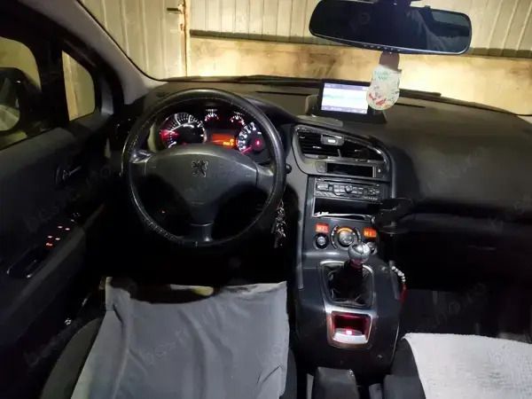 Gri Utilizat 2010 Peugeot 5008 Monovolum | 4.000 EUR - Imagine 1/4