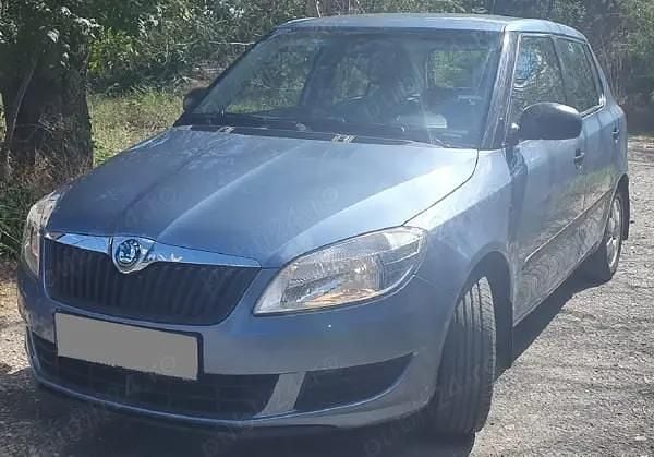 Gri Utilizat 2010 Skoda Fabia Ambiente Berlinǎ | 3.890 EUR (Puțin scump) - Imagine 1/4