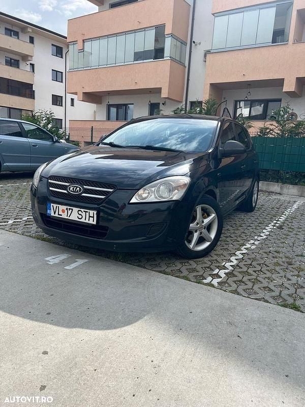 Culoarenegru Utilizat 2008 Kia Ceed Classic Hatchback | 2.200 EUR (Preț bun) - Imagine 1/4