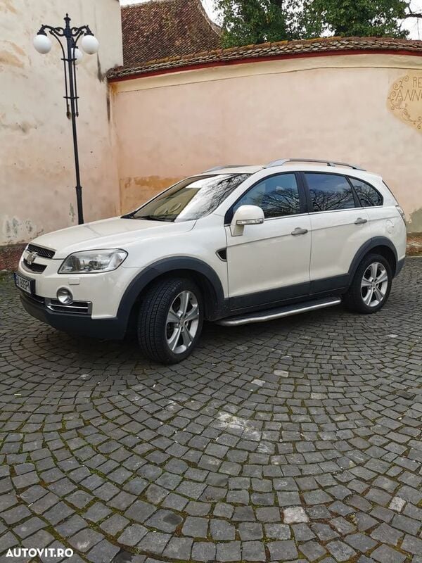 Alb Utilizat 2010 Chevrolet Captiva LT SUV | 6.990 EUR - Imagine 1/4