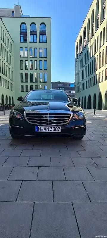 Negru Utilizat 2018 Mercedes E220 Berlinǎ | 22.500 EUR (Super Preț) - Imagine 1/4