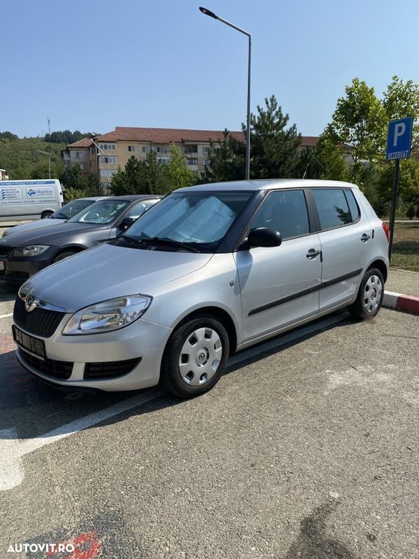 Gri Utilizat 2011 Skoda Fabia | 3.000 EUR (Preț bun) - Imagine 1/4