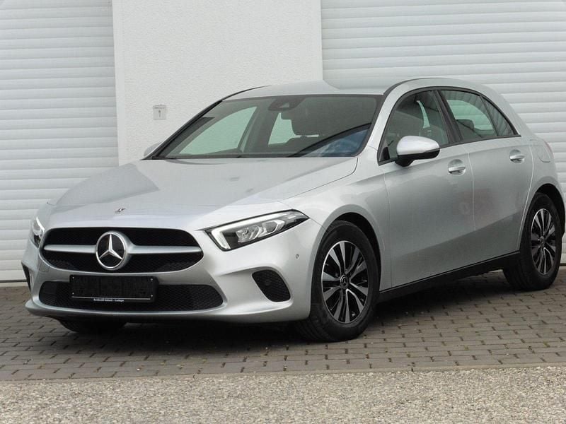 Utilizat 2022 Mercedes A180 | 22.909 EUR (Super Preț) - Imagine 1/1