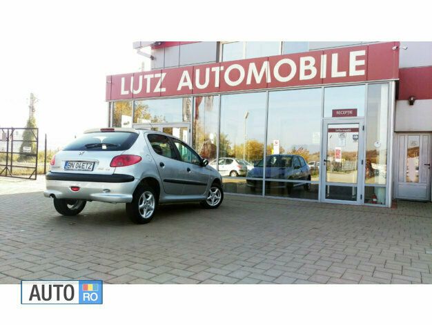 Second-hand Peugeot 206 68 CP (50 kW) 2004 Argintiu Hatchback