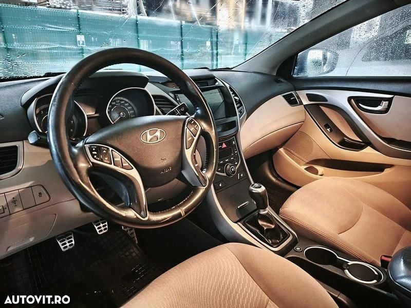 Second-hand Hyundai Elantra 132 CP (97 kW) 2015 Culoarenegru Berlinǎ