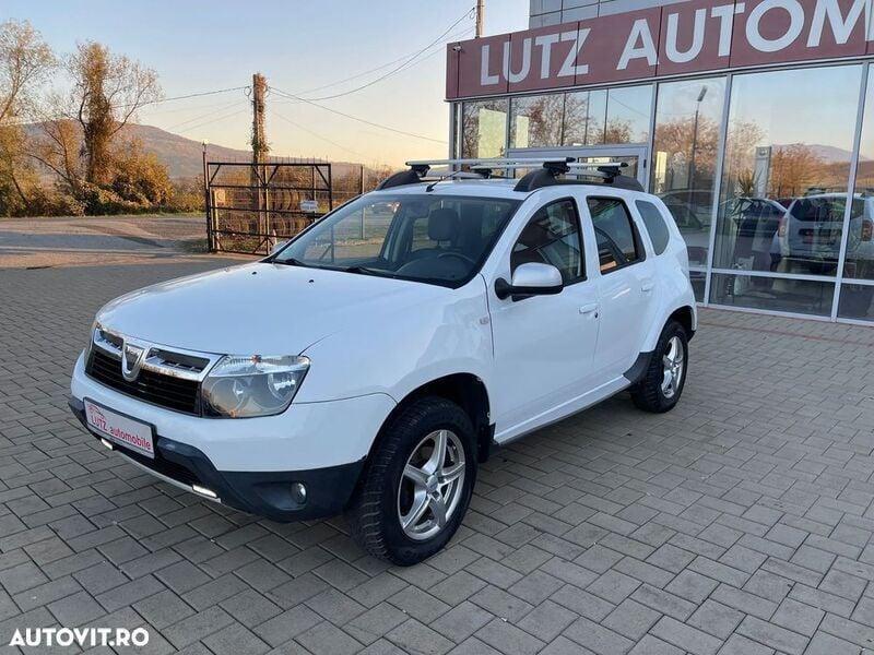Alb Utilizat 2012 Dacia Duster Prestige SUV | 8.950 EUR (Preț bun) - Imagine 1/4