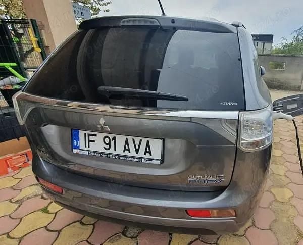 Second-hand Mitsubishi Outlander P-HEV 240 CP (176 kW) 2014 Argintiu SUV