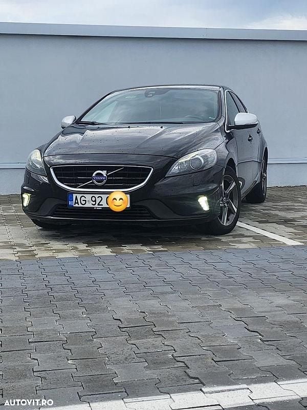 Culoarenegru Utilizat 2015 Volvo V40 Standard Break | 8.350 EUR (Preț OK) - Imagine 1/4
