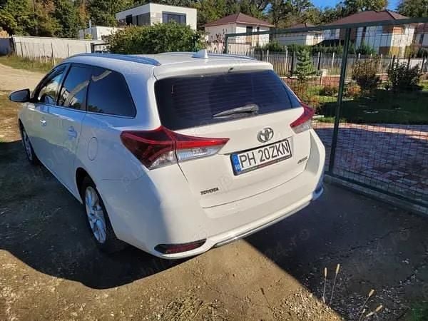 Second-hand Toyota Auris 90 CP (66 kW) 2015 Alb Break