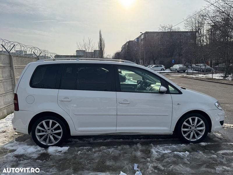 Second-hand VW Touran R-line Edition 140 CP (102 kW) 2010 Culoarealb Monovolum