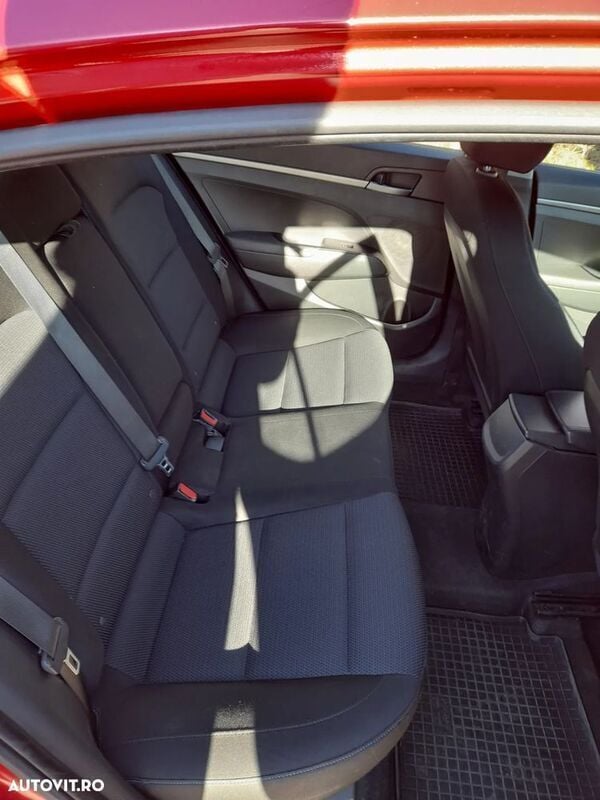 Second-hand Hyundai Elantra Comfort 128 CP (94 kW) 2017 Rosu Hatchback