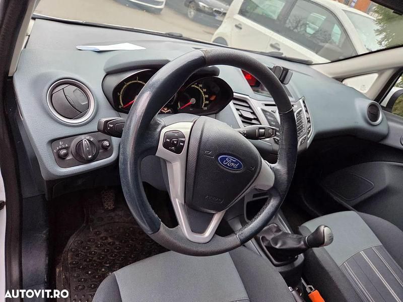 Second-hand Ford Fiesta Ghia 90 CP (66 kW) 2009 Culoarealb Hatchback