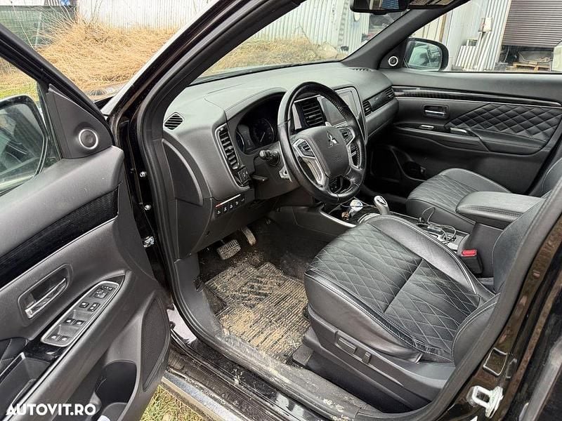 Second-hand Mitsubishi Outlander P-HEV Instyle 135 CP (99 kW) 2019 Culoarerosu SUV
