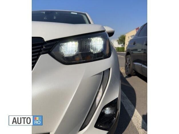 Alb Utilizat 2021 Peugeot 2008 SUV | 14.900 EUR (Preț OK) - Imagine 1/4