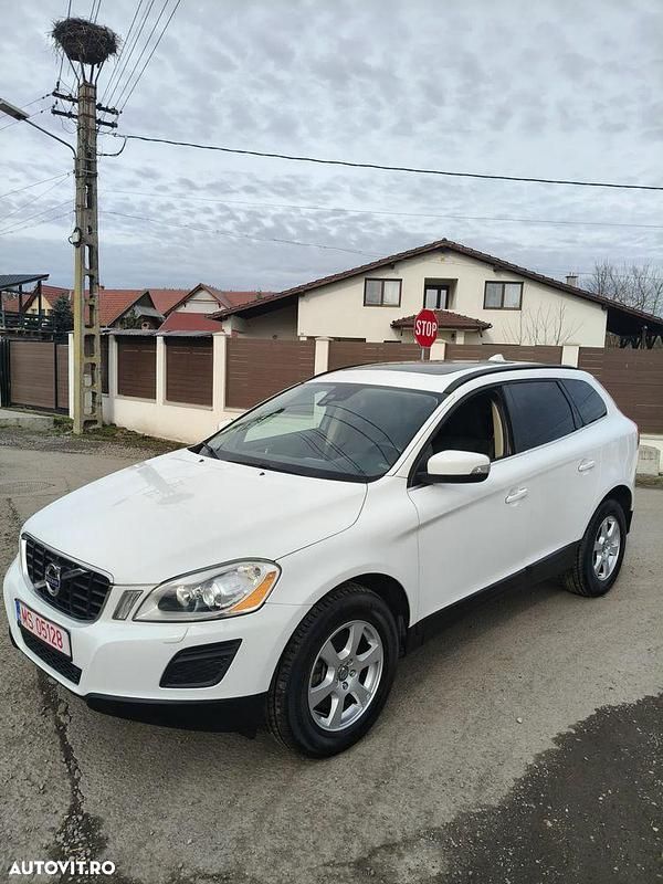 Second-hand Volvo XC60 Momentum 163 CP (119 kW) 2011 Culoarealb SUV