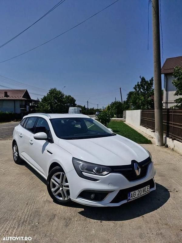 Culoarealb Utilizat 2017 Renault Mégane IV Life Hatchback | 5.700 EUR (Preț OK) - Imagine 1/4