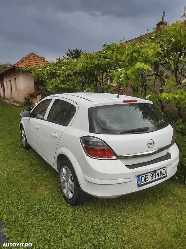 Culoarealb Utilizat 2010 Opel Astra Classic Hatchback | 3.500 EUR - Imagine 1/4