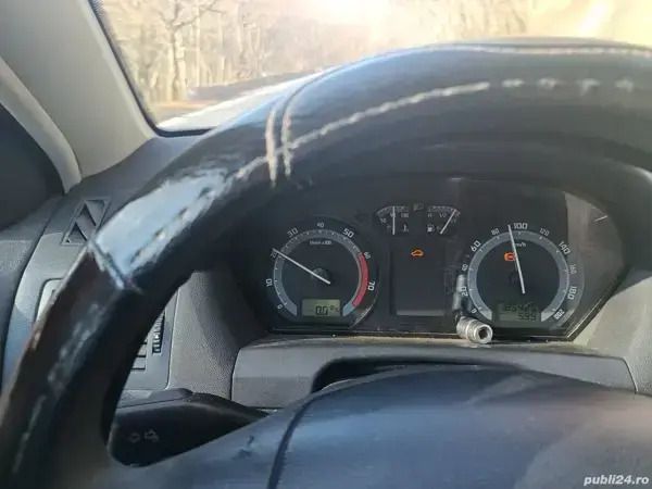 Rosu Utilizat 2007 Skoda Fabia Berlinǎ | 1.500 EUR (Preț bun) - Imagine 1/4