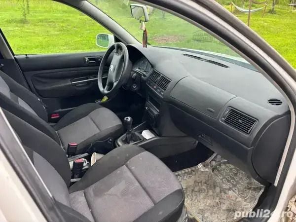 Alb Utilizat 2000 VW Golf IV Berlinǎ | 700 EUR - Imagine 1/4