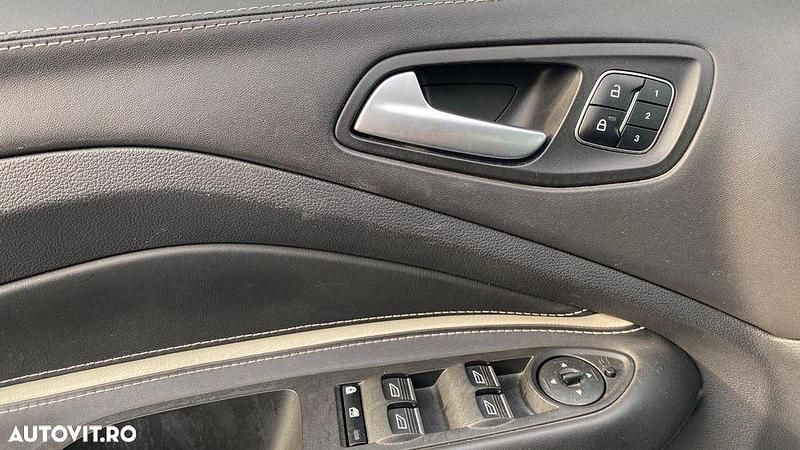 Second-hand Ford Kuga Vignale 150 CP (110 kW) 2017 Culoaregri SUV