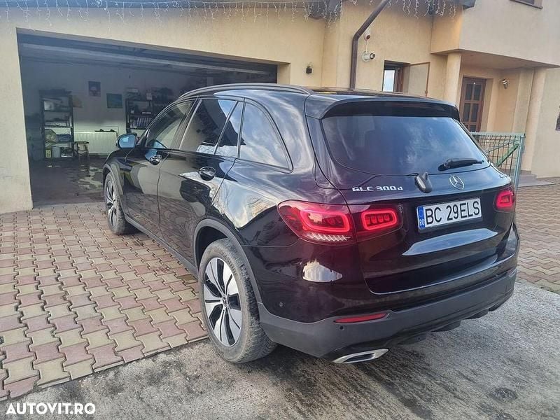 Second-hand Mercedes GLC300 245 CP (180 kW) 2019 Negru SUV