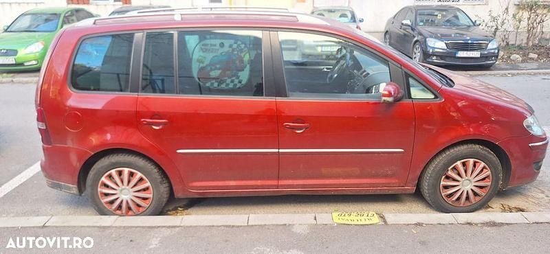 Second-hand VW Touran Comfortline 140 CP (102 kW) 2006 Culoarerosu Monovolum