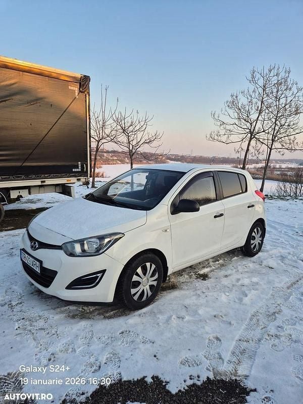 Second-hand Hyundai i20 Comfort 74 CP (54 kW) 2013 Culoarealb Hatchback