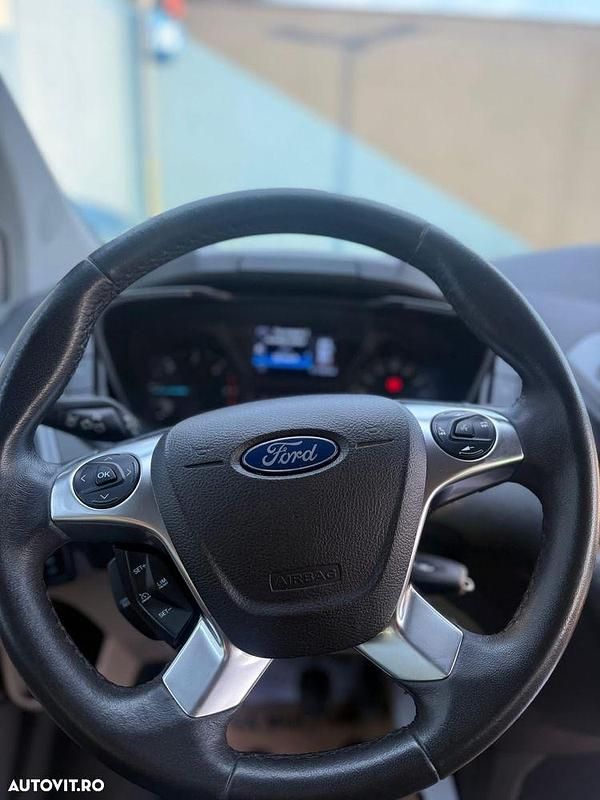 Second-hand Ford Tourneo Titanium 130 CP (95 kW) 2017 Culoareargint Van