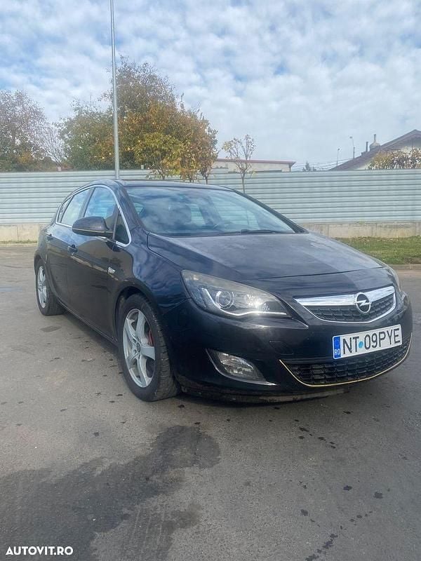 Culoarenegru Utilizat 2010 Opel Astra Enjoy Hatchback | 3.300 EUR (Preț bun) - Imagine 1/4