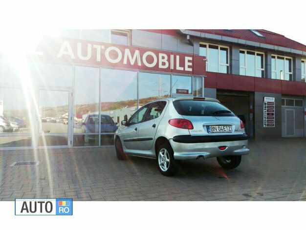 Second-hand Peugeot 206 68 CP (50 kW) 2004 Argintiu Hatchback