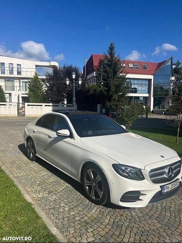 Culoarealb Utilizat 2017 Mercedes E220 AMG line Berlinǎ | 28.000 EUR (Scump) - Imagine 1/4