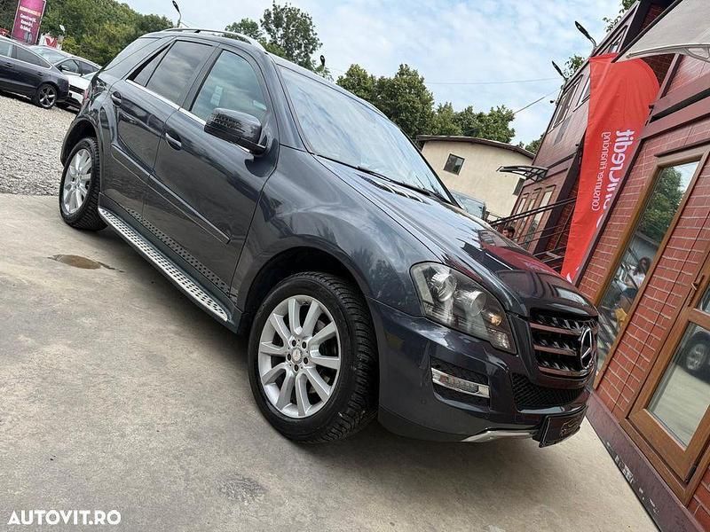 Gri Utilizat 2011 Mercedes ML300 Edition SUV | 10.999 EUR - Imagine 1/4