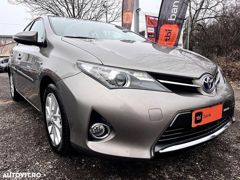 Second-hand Toyota Auris Hybrid Executive 136 CP (100 kW) 2015 Culoaregri Berlinǎ