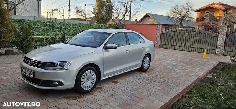 Gri Utilizat 2011 VW Jetta Comfortline Berlinǎ | 7.500 EUR (Puțin scump) - Imagine 1/4