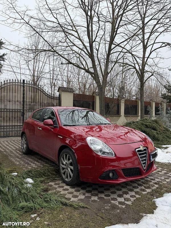 Second-hand Alfa Romeo Giulietta 170 CP (125 kW) 2011 Culoarerosu Hatchback