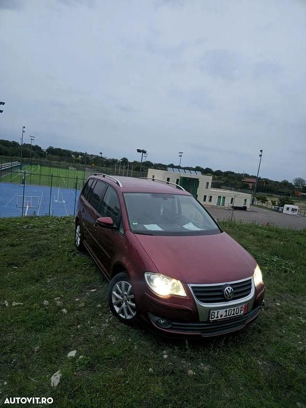 Culoarerosu Utilizat 2009 VW Touran Comfortline Monovolum | 3.900 EUR (Preț bun) - Imagine 1/4