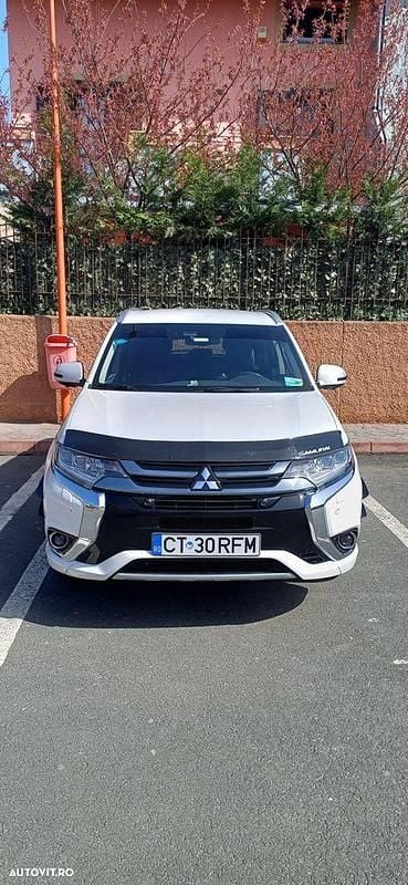 Second-hand Mitsubishi Outlander P-HEV 121 CP (88 kW) 2018 Culoarewhite SUV