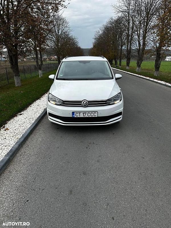 Second-hand VW Touran Comfortline 150 CP (110 kW) 2020 Culoarealb Monovolum