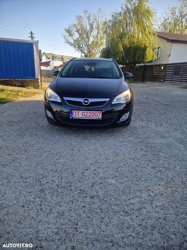 Culoarenegru Utilizat 2012 Opel Astra Design Edition Break | 3.750 EUR (Preț OK) - Imagine 1/4