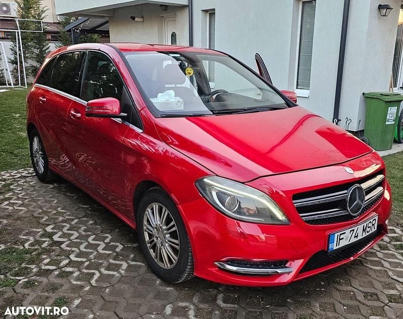 Culoarerosu Utilizat 2014 Mercedes B180 Monovolum | 6.500 EUR (Preț bun) - Imagine 1/4