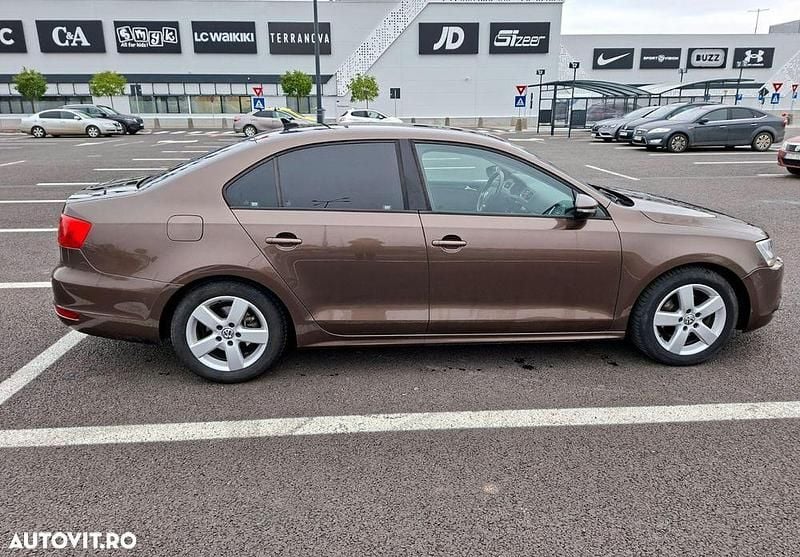 Second-hand VW Jetta Highline 105 CP (77 kW) 2012 Culoaremaro Berlinǎ