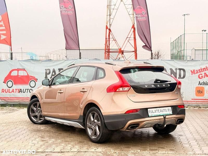 Second-hand Volvo V40 Momentum 150 CP (110 kW) 2014 Culoaregalbeuriu Hatchback