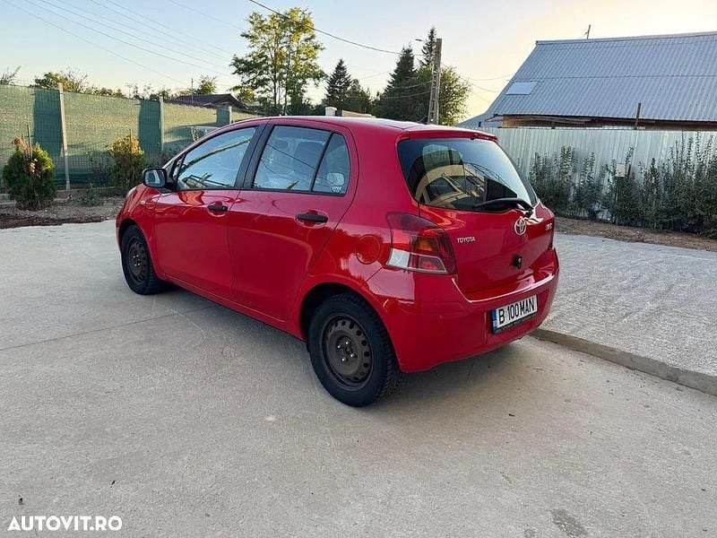 Culoarerosu Utilizat 2009 Toyota Yaris | 3.000 EUR (Preț bun) - Imagine 1/4