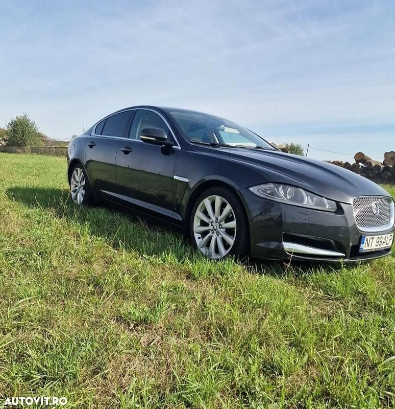 Second-hand Jaguar XF Premium Luxury 240 CP (176 kW) 2012 Culoaremaro Berlinǎ