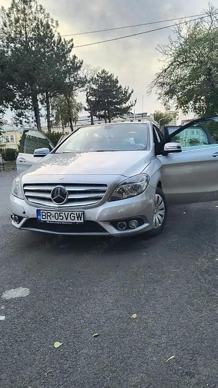 Argintiu Utilizat 2012 Mercedes B180 Monovolum | 6.850 EUR (Puțin scump) - Imagine 1/4