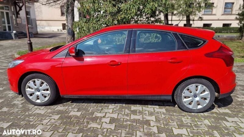 Rosu Utilizat 2014 Ford Focus Hatchback | 5.500 EUR (Super Preț) - Imagine 1/4