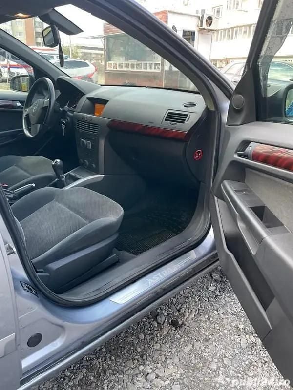 Second-hand Opel Astra 105 CP (77 kW) 2004 Hatchback