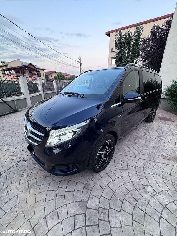Albastru Utilizat 2015 Mercedes V250 Avantgarde Monovolum | 28.900 EUR (Super Preț) - Imagine 1/4