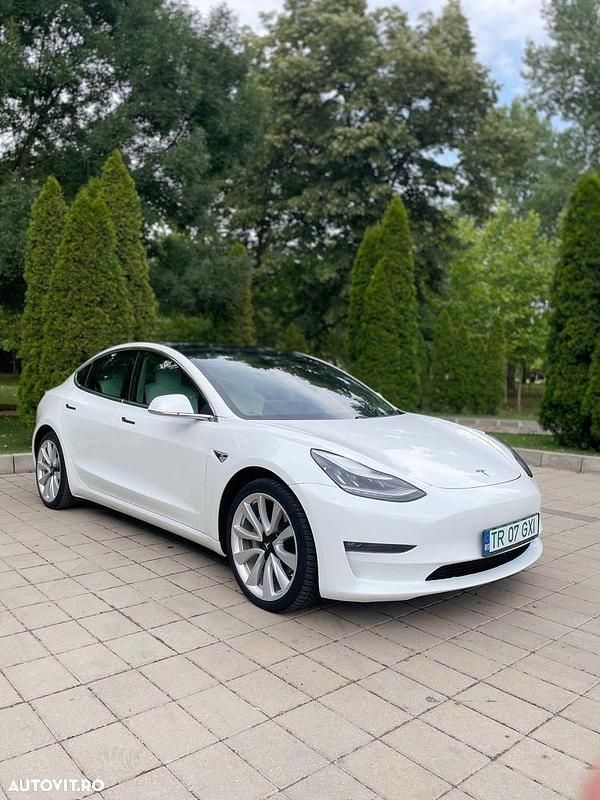Alb Utilizat 2019 Tesla Model 3 Berlinǎ | 17.500 EUR (Scump) - Imagine 1/4
